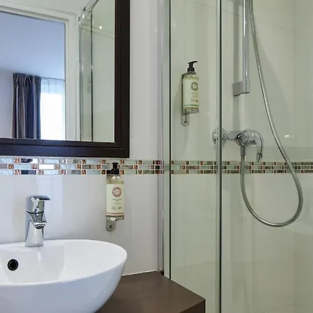 Apolonia Montmartre; Sure Collection By Western 3* Parigi